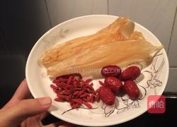 花胶红枣枸杞汤的做法图解1