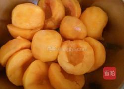 黄桃罐头的做法图解1