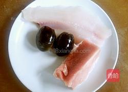 瘦肉鱼片皮蛋汤的做法图解1