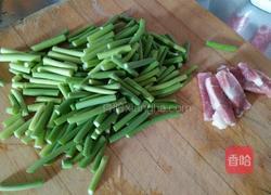 猪肉炒蒜苔的做法图解1