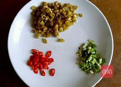 酸豆角炒花饭的做法图解2