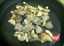 菱角莲子排骨汤的做法图解4