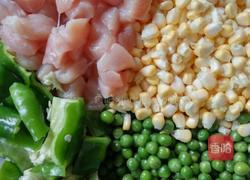 豌豆玉米配鸡丁的做法图解1