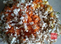 红萝卜玉米香菇肉饺子的做法图解1