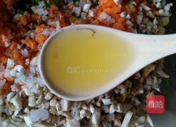红萝卜玉米香菇肉饺子的做法图解3