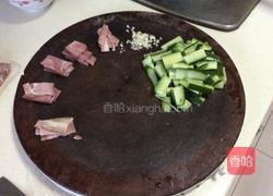 黄瓜炒培根的做法图解1