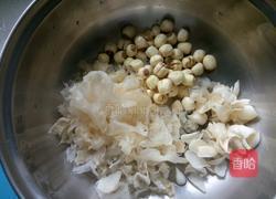 百合银耳莲子羹的做法图解2