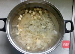 百合银耳莲子羹的做法图解3