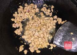 毛豆炒肉丁的做法图解5