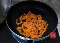 芹芹红萝卜牛肉的做法图解1