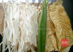 凉拌豆皮金针菇的做法图解1