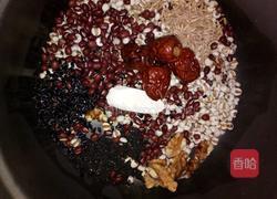 红豆薏米红枣核桃粥的做法图解1