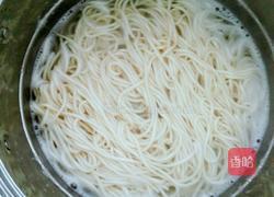 虾仁卷心菜炒面的做法图解3