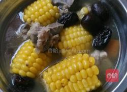 玉米红枣龙骨汤的做法图解3