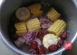 玉米红枣龙骨汤的做法图解2