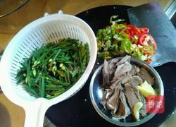 卤猪舌炒韭花的做法图解1