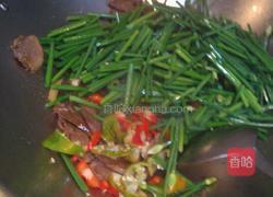 卤猪舌炒韭花的做法图解4