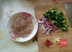 辣椒炒魔芋豆腐的做法图解1