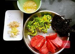 蕃茄苦瓜紫菜蛋花汤的做法图解1