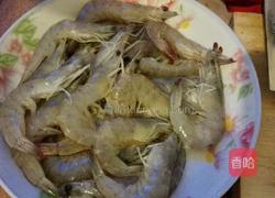 浇汁油爆虾的做法图解1