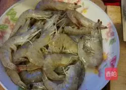 Illustration of how to fry shrimps in sauce and oil 1