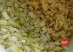 猪肉卷心菜馅饼的做法图解2