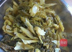 酸菜炒肉的做法图解2