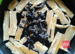凉拌腐竹木耳的做法图解1