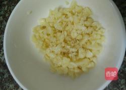 红辣椒松花蛋的做法图解1