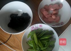 荷兰豆炒木耳的做法图解1