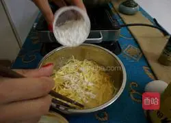 Illustration of how to make potato shredded pancakes 5