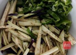 青椒炒茄子的做法图解1