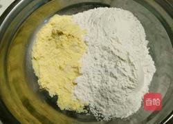 松子奶香玉米饼的做法图解3