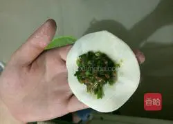 Illustration of how to make scallion and meat dumplings 5