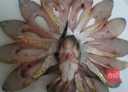 清蒸孔雀开屏鱼的做法图解3
