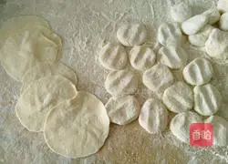 Illustration of how to make pork and cowpea filling dumplings 14