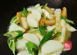 肥肉爆炒青椒酸笋的做法图解6