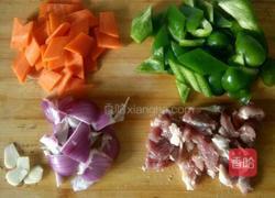 青椒胡萝卜炒木耳的做法图解2