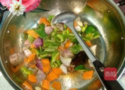 青椒胡萝卜炒木耳的做法图解5