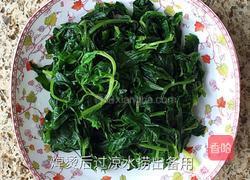 【芹菜叶拌花生米】的做法图解2