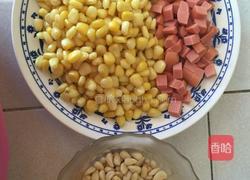 松子熏肠玉米的做法图解1