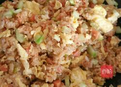 榨菜火腿肠蛋炒饭的做法图解3
