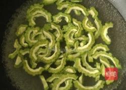 苦瓜炒鸡蛋的做法图解2