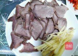 双椒蒜苔炒猪舌的做法图解1