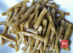 辣椒酸豆角炒猪生肠的做法图解2