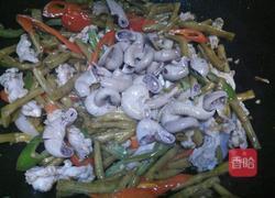 辣椒酸豆角炒猪生肠的做法图解7