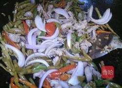 辣椒酸豆角炒猪生肠的做法图解8