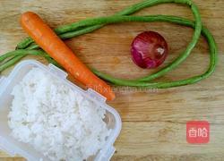 豇豆酱油炒饭的做法图解1