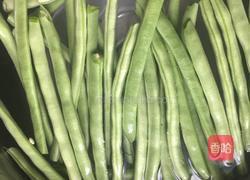烤肠炒四季豆的做法图解1
