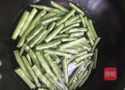 烤肠炒四季豆的做法图解3